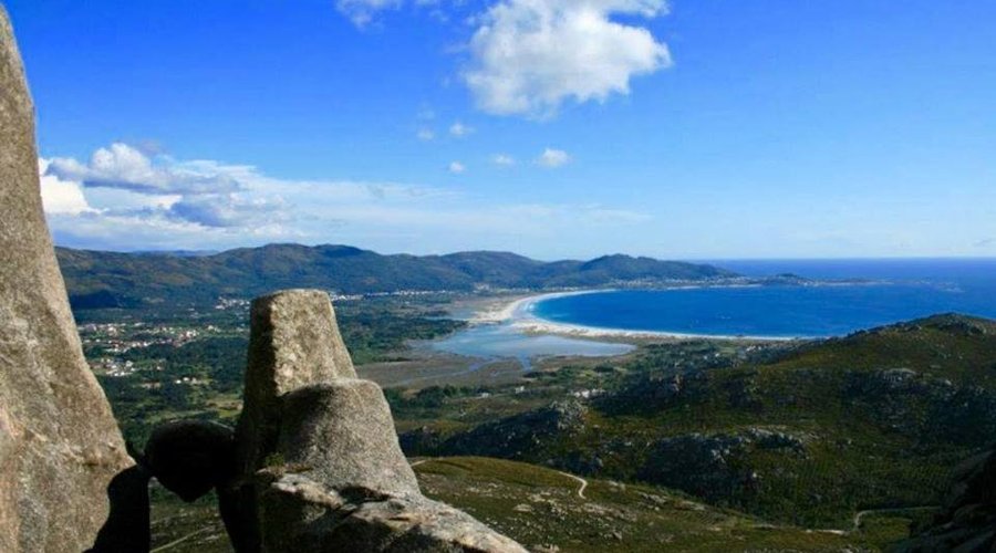 Un excelente paseo donde ejercitar las piernas y oxigenar los pulmones para llegar a este precioso y virgen lugar. Al fondo veis la Playa de Carnota.  La casa donde te ospedarás está a 15 minutos andando de la playa,  o a dos minutos en coche.  