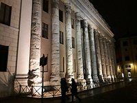 Lugar secreto en Roma 👉🏻 Templo de Adriano 🏛️✨ . En pleno