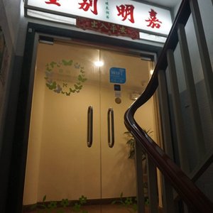 주 출입문. 승강기가 없으므로 직접 짐을 다 들어야 한다.