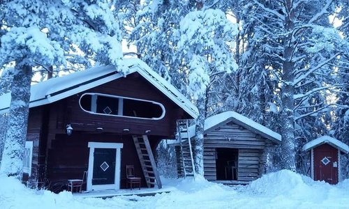 Samassa pihapiirissä on vuonna 2002 valmistunut luhtiaitta, jossa mahtuu yöpymään 6 henkeä. Mökin läheisyydessä on uimaranta sekä pihapelikenttä. Rannasta löytyy myös soutuvene. Jokimökki on vuokrattavissa vuoden ympäri ja vuokrahintaan kuuluu molemmat rakennukset. https://www.purolomat.net/majoitus/jokimokki
