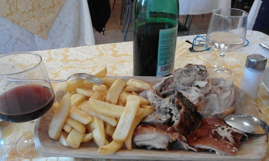 PORCETTO PATATE FRITTE E VINO ROSSO