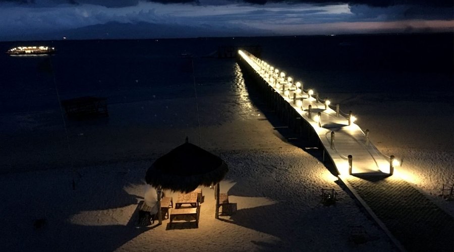Here at Lakawon, an air of tranquility is adorned with shady coconut trees, and there is no better spot to watch the gentle waves far from the noise and congestion of the modern world. The distinctive atmosphere is evident throughout the resort, from the warm and welcoming staff to the woven roofs of each cottage.