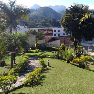 Jardim e vista da porta da frente