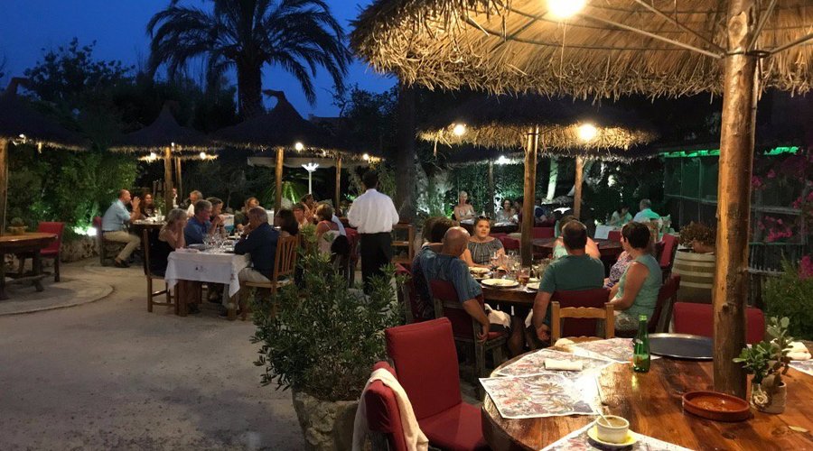 La terraza es un espacio singular y único en Sineu donde disfrutar a mediodía, de atardeceres y largas veladas. 