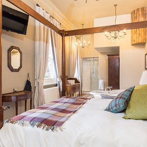 We have 13 respectfully restored en-suite bedrooms, each with its own unique design, comfy bed, 100% cotton linen, television, super quick wifi access, luxury toiletries and home comforts.Our room prices are classified into 4 rates: 
Very Good, Really Good, Top-Notch & Accessible.