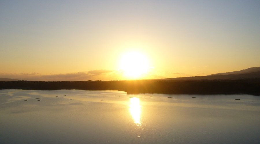 部屋からの眺め（11月）　秋～冬はお部屋の正面から加茂湖に映える夕日をご覧いただけます。