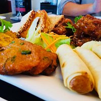 MIXED STARTER
A combination of chicken satay, tempura prawns, Vegetable spring rolls, Prawn on toasts and Chicken wings in sweet chilli sauce. Served with dips