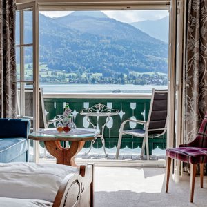 alle Zimmer mit Balkon und Seeblick.