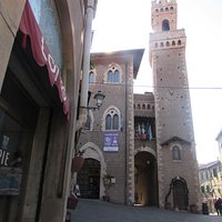 torre dell'orologio e palazzo comunale