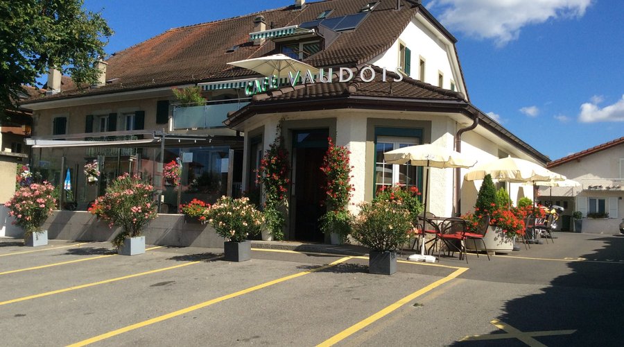 Café-restaurant accueillant, produits de saison et du terroir et terrasse ombragée.