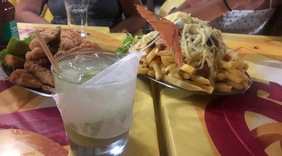Almoço buffet livre com pratos regionais como barreado e frutos do mar. Porções caprichadas e deliciosas! Sanduiches tradicionais.