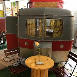Tolle Hütten, Retrocamper und Tiny Houses mit 33 gemütlichen Betten und liebevoller Deko im Hafenambiente. Jede Schlafgelegenheit stellt ein Land dar. Mal was ganz anderes- Eventübernachtung.