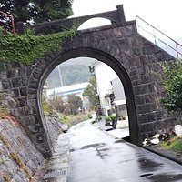 この橋の下を昔は電車が通っていたようです。古い民家と神社に囲まれていました。橋は急な階段で、神社の山に続いていました。