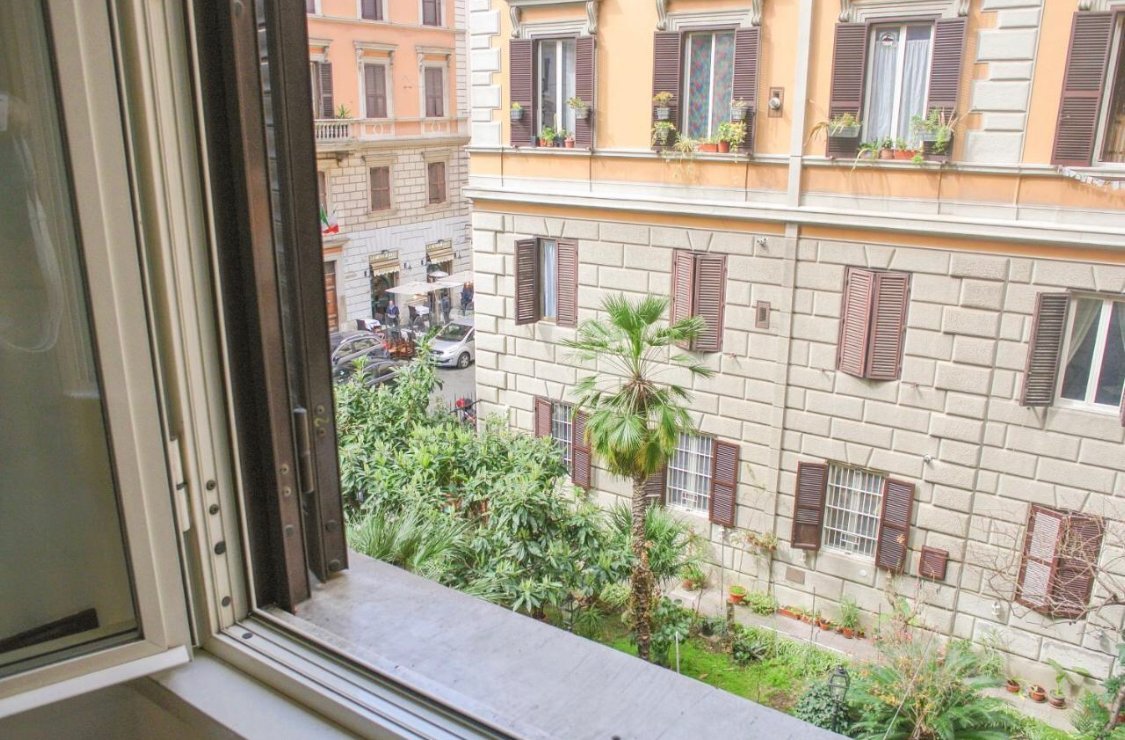 LARISA ROOMS - Prices & Specialty Inn Reviews (Rome, Italy)