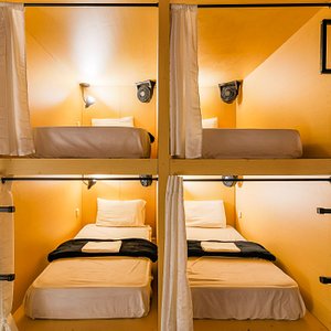 Dormitorio de 12 camas tipo capsula