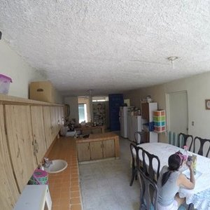 Permitimos el acceso de alimentos a las instalaciones, además de ofrecer desayunos, almuerzos y cenas en nuestra casa. 

We've many options to eat. Incluided vegan and vegeterians