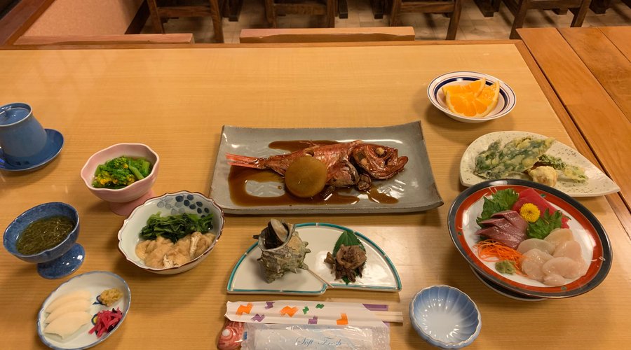夕食の写真です。 お腹いっぱいに食べさせていただきました。