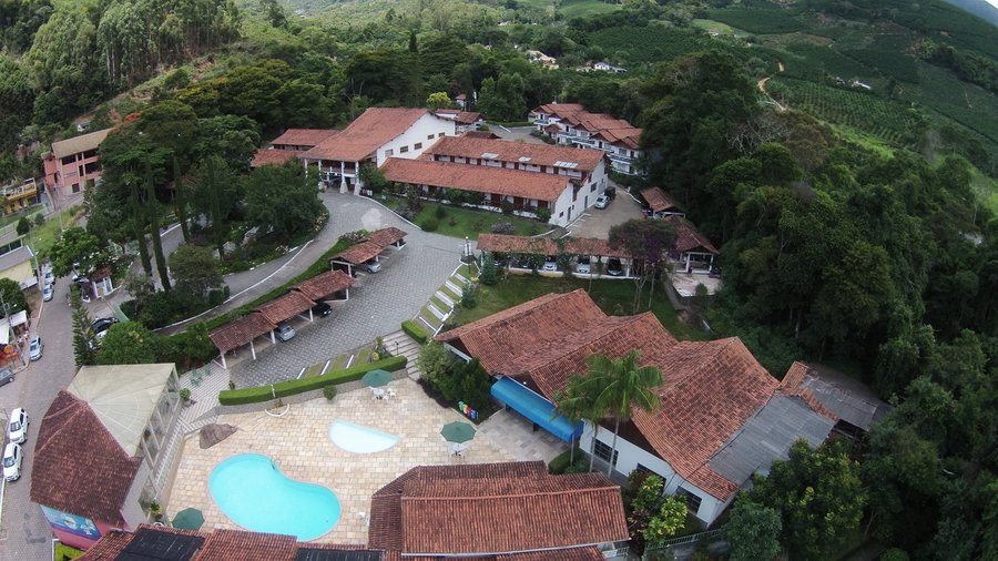 Vista aérea do complexo turistico de hospedagem, alimentação e lazer - Grupo Caparaó Parque Hotel