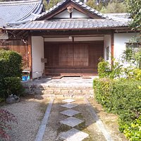 本堂前
