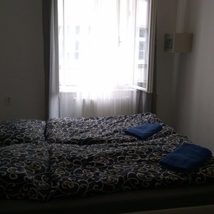 Łóżka i okno w pokoju