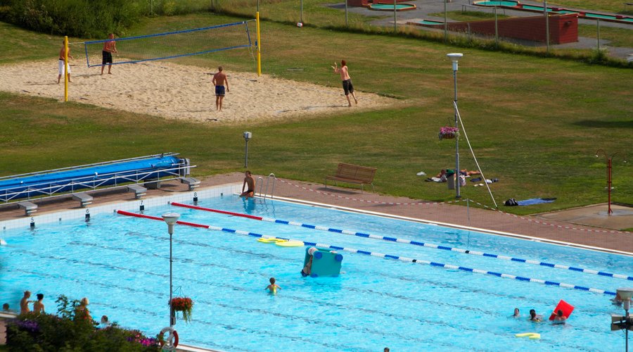 Risöbadet i Sollefteå. Här finns tre bassänger. Samt en vollybollplan, fotbollsplan, lekpark, servering och minigolfbana i närheten. 