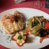 Lachsfilet mit Garnelen und Gemüse – auf die Rosmarinkartoffeln habe ich verzichtet.
