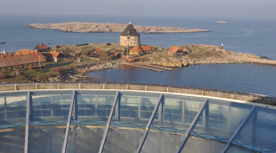 Vue fra Store Tårn mod Lille Tårn på Frederiksø med Græsholm og Tat i baggrunden.