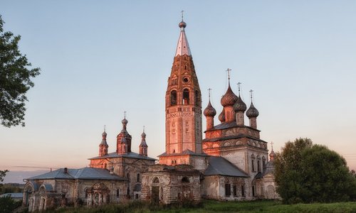 Парское - из древнейших населенных пунктов Ивановского края. Первое упоминание о нем относится к 1399 г.  Тогда же в Парском была выстроена деревянная Предтеченская церковь. Название села происходит от реки Парши. На первый взгляд, это название смешно и неблагозвучно. Однако оно происходит не от русского названия болезни "парша", а от слова из языка финно-угорского племени меря, издавна жившего здесь.