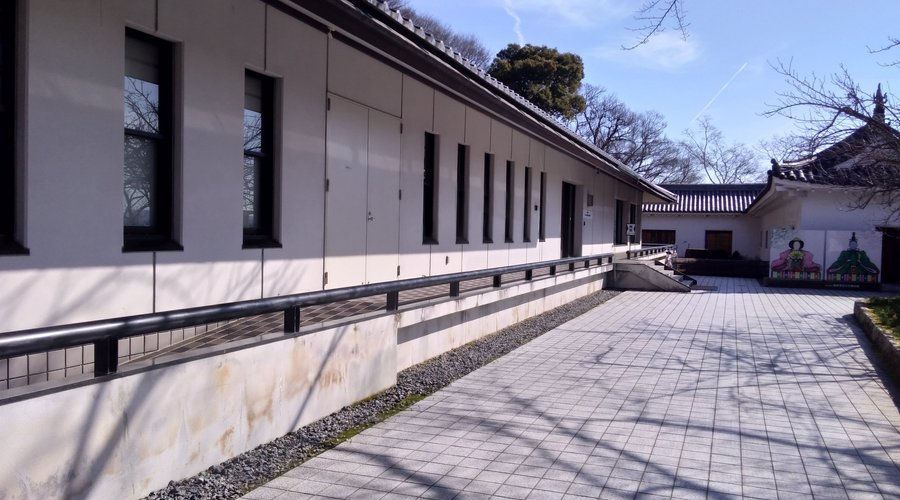 お城の敷地内に在ります