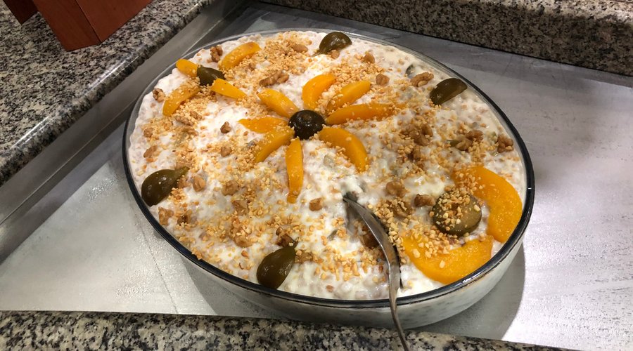 Kutcha - sobremesa de trigo com leite e frutas figo, nozes, abacaxi, pëssego com mel
