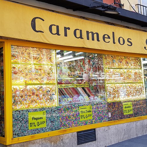 Souvenirs on sale at souvenir shop, Madrid, Spain. Fotografía de noticias -  Getty Images