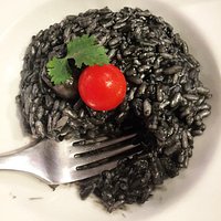 Risotto à l'encre de seiche, poulpe et champignons de Paris