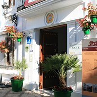 Entrada a la Oficina de Turismo de Estepona, situada en la Casa de las Tejerinas (Plaza de Las Flores).