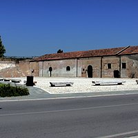 Attraverso la visita a Pizzighettone sarà possibile conoscere le diverse sfumature che l'arte, la cultura e la tradizione hanno lasciato in questa potente roccaforte in 900 anni di storia: l'epoca medievale testimonio di tante lotte e tante vittorie, le casematte, gli spalti, la prigionia di un potente Re francese, le prigioni austriache con annesso un interessante museo e molto altro.
