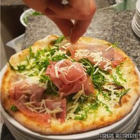 Pizza FORNERIE con Fiordilatte, Zucchine grigliate, Prosciutto crudo, Rucola e scaglie di Grana Ovviamente cotta al forno a legna🔥!
Anche Senza Glutine🔝o senza lattosio