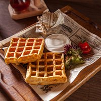 Картофельные вафли с нежным паштетом из куриной печени и сметаной