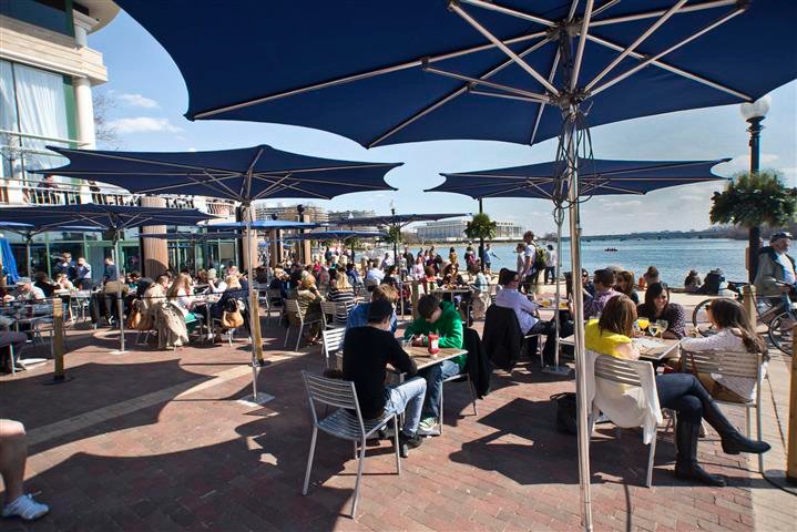 Seafood with outdoor outlet seating near me