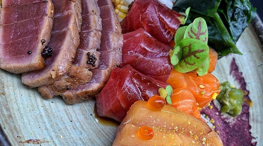 SPECIAL SASHIMI PLATE.
BLUEFIN TATAKI TUNA, AKAMI TUNA, HAMACHI, SALMON, WAKAME, DAIKON, FRESH WASABI.
