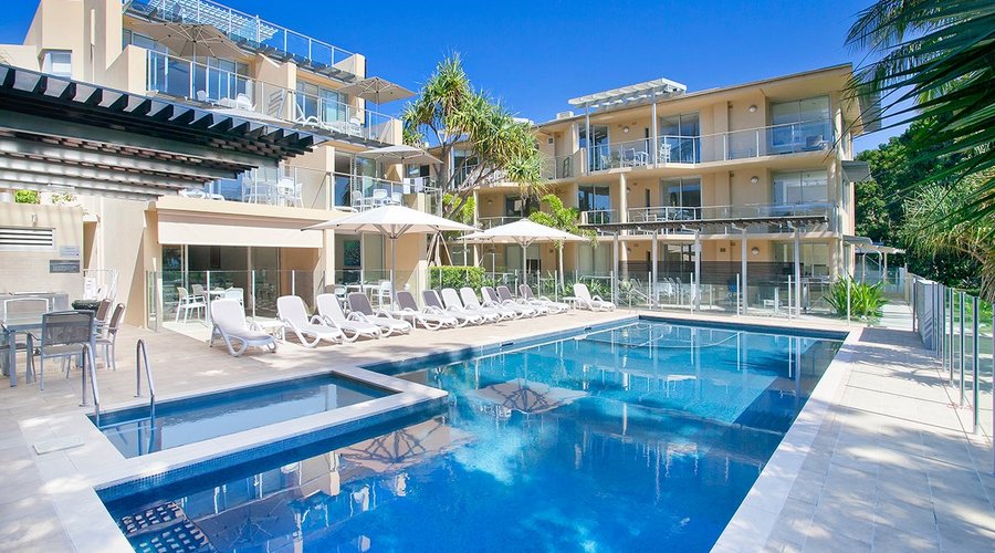 Maison pool and spa area