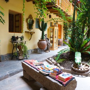 Jardin, area  de lectura con servicios de cafeteria 