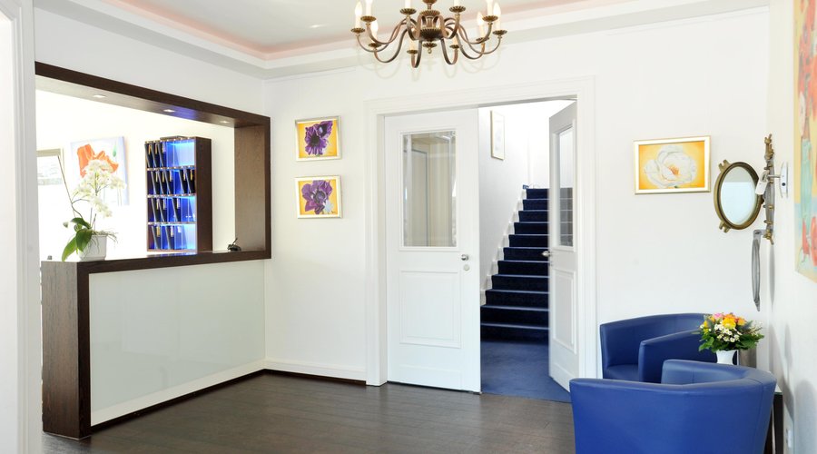 Lobby und Rezeption im Strandhotel in Wenningstedt auf Sylt