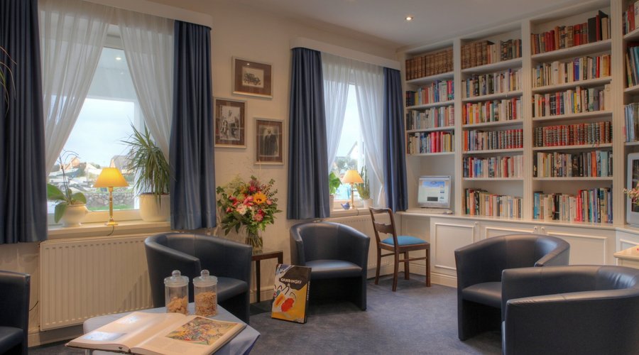 Unsere gemütliche Bibliothek lädt zum Verweilen ein. Neben einer großen Auswahl an Büchern, gibt es hier auch einen Kaffee-Automaten, sowie einen Kühlschrank mit Getränken und Naschwerk zum kleinen Preis. 