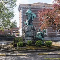 Ce monument est situé à Leffe près de l'Athenée et de l'église.