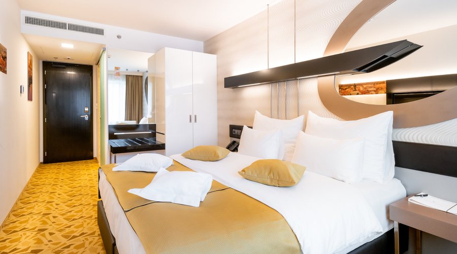DELUXE  DOUBLE ROOM