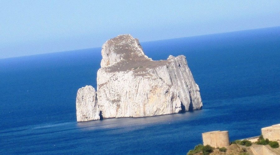 STUPENDO FARAGLIONE, DETTO PAN DI ZUCCHERO- FRONTE LA COSTA DI MASUA NEBIDA- SARDEGNA SUD OCCIDENTALE- FOTO MAURO PORTO TORRES-