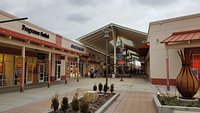 Chicago Premium Outlets in Aurora Reaches Capacity, Closes Entrances on  Black Friday – NBC Chicago