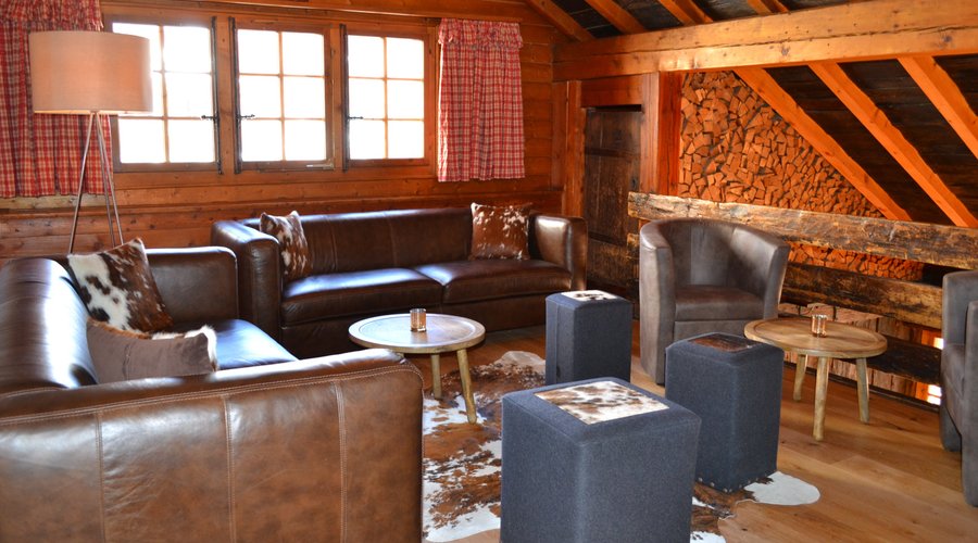 Le lounge est idéal pour passer un bon moment autour d'un verre après une longue journée de ski ou de randonnée.