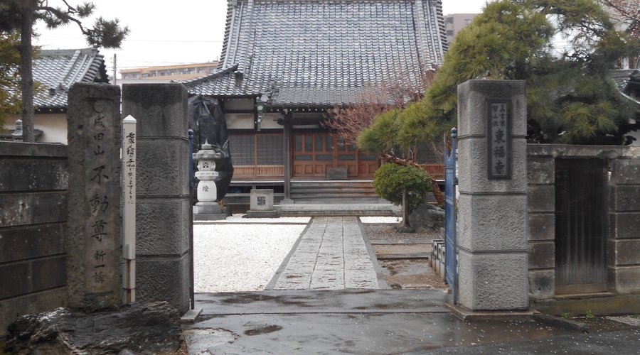 寺院の山門と本堂のようす