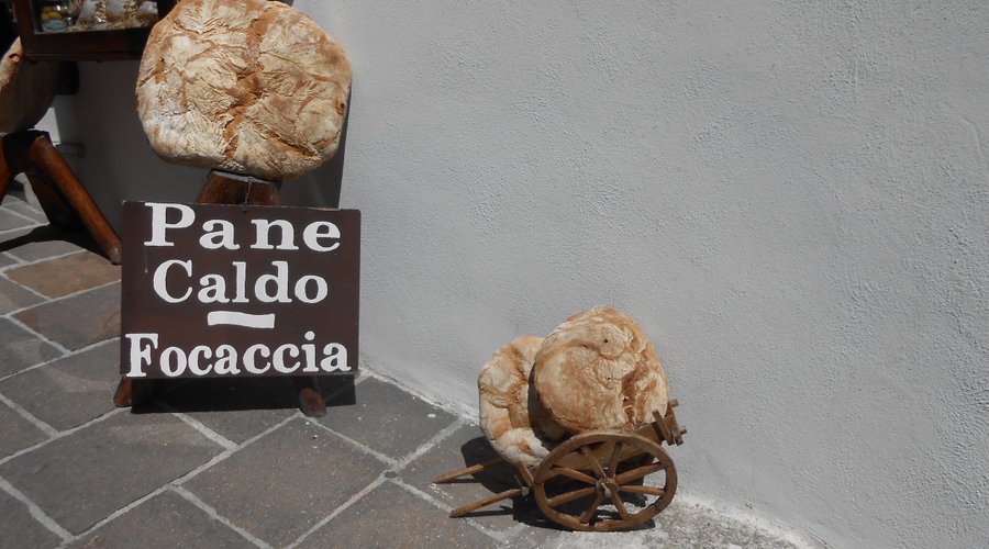 Esposizione pane tipico nel meraviglioso centro storico di Monte Sant'Angelo in Puglia