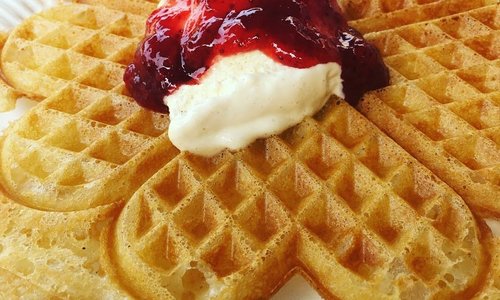 Vi serverar smarrigt frasiga våfflor med hemgjord jordgubbssylt & vaniljglass!
